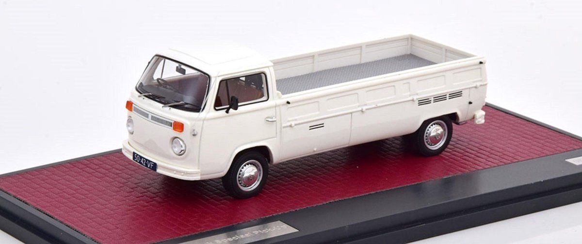 De 1:43 Diecast modelauto van de Volkswagen T2 Kemperink Special Pick Up van 1976 in White.This model is begrensd door 408 stuks. De fabrikant van het schaalmodel is Matrix.Dit model is alleen online beschikbaar.