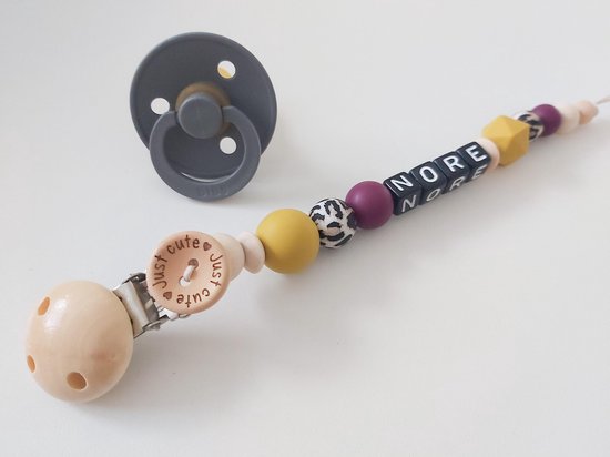 speenkoord met naam - Just Cute - okergeel - rood - luipaard - kraam