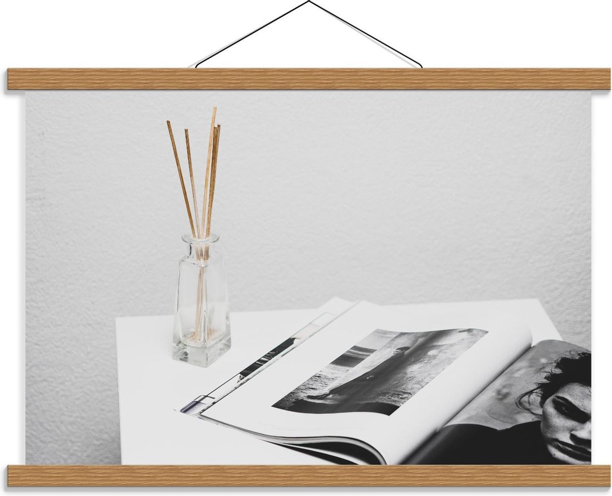 Schoolplaat – Magazine Op een Witte Tafel Met Geurstokjes - 60x40cm Foto op Textielposter 