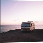 Dibond - Camper Geparkeerd Langs het Strand Met de Zee op de Achtergrond - 80x80cm Foto op Aluminium (Wanddecoratie van metaal)