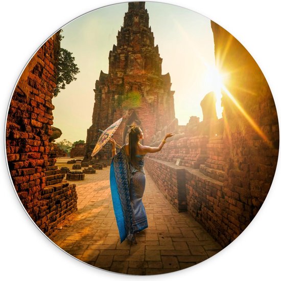 Forex Wandcirkel - Vrouw in een Tempel in Thailand - 70x70cm Foto op Wandcirkel (met ophangsysteem)