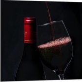 Dibond - Rode Wijnfles met Glas  - 80x80cm Foto op Aluminium (Wanddecoratie van metaal)