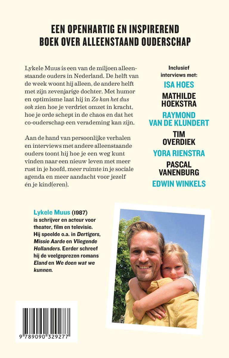 Achterkant van een boek met tekst en een foto van een man en een jong meisje die elkaar omhelzen.