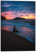 Dibond - Kind in Zee tijdens Zonsondergang - 40x60cm Foto op Aluminium (Met Ophangsysteem)