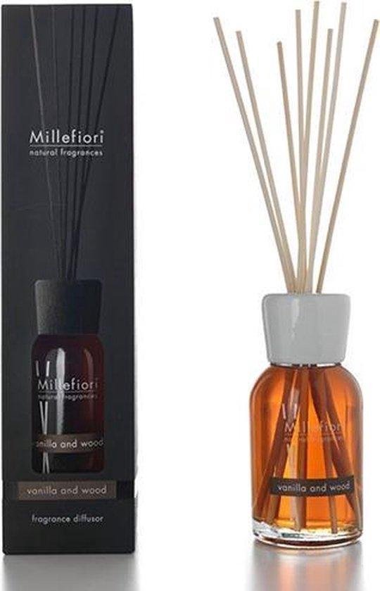 Millefiori Milano vanille en hout geurstokjes in oranje fles met zwarte verpakking.