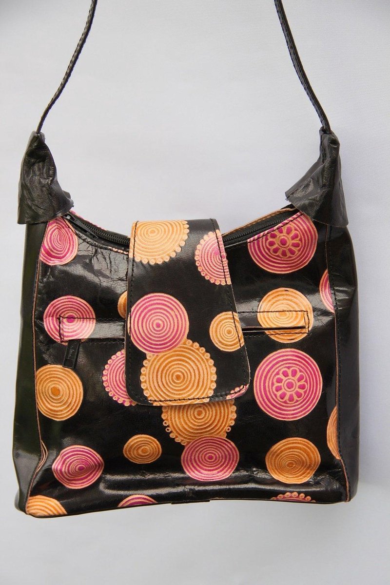 1001musthaves.com Zwarte leren tas met cirkelpatroon in roze oranje 26 x 28 cm