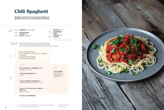 Chili Spaghetti met kikkererwten en tomaat, gegarneerd met peterselie.