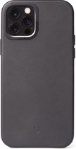 DECODED Leren Back Cover - iPhone 12 / 12 Pro - Hoogwaardig Europees Leer - Hoesje met Metalen Knoppen - Magnetische Technologie van Apple - Zwart