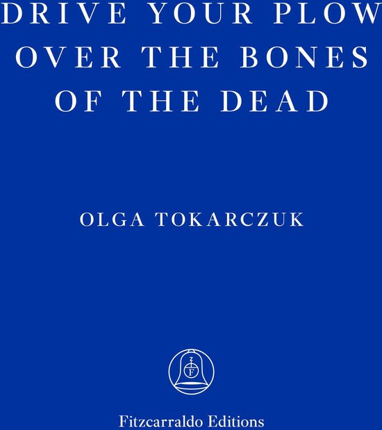 Boekomslag met tekst 'DRIVE YOUR PLOW OVER THE BONES OF THE DEAD' en 'OLGA TOKARCZUK' op een blauwe achtergrond.