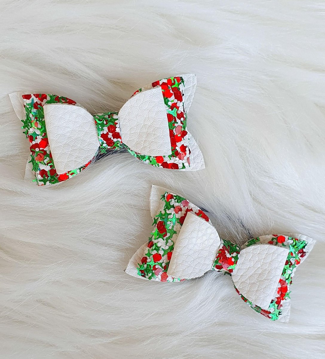 Kerst Haarstrikjes met elastiek - 6,5 cm - Wit, rood, groen - 2 stuks
