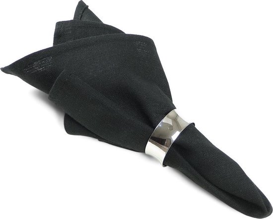 Zwart gevouwen servet met zilveren ring, liggend op een witte achtergrond.