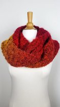 Handgemaakte zachte warme sjaal / colsjaal in bordeauxrood, rood en oranjetinten, mooi kleurverloop, tunnelsjaal gehaakt