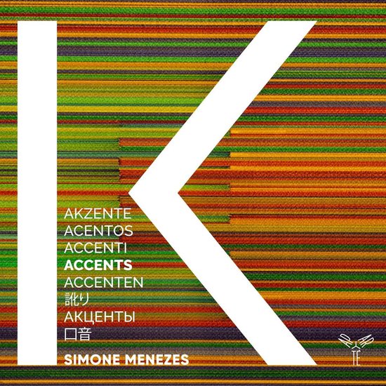 Albumcover met grote witte K op een achtergrond van gekleurde horizontale lijnen in groen, geel, oranje en rood. De tekst 'AKZENTE ACENTOS ACCENTI ACCENTS ACCENTEN 訳り АКЦЕНТЫ 口音 SIMONE MENEZES' is op het midden van de K geplaatst.