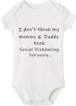 Baby romper – ‘I don’t think my mummy and daddy took social distancing seriously’ – rompertje wit – lockdown corona