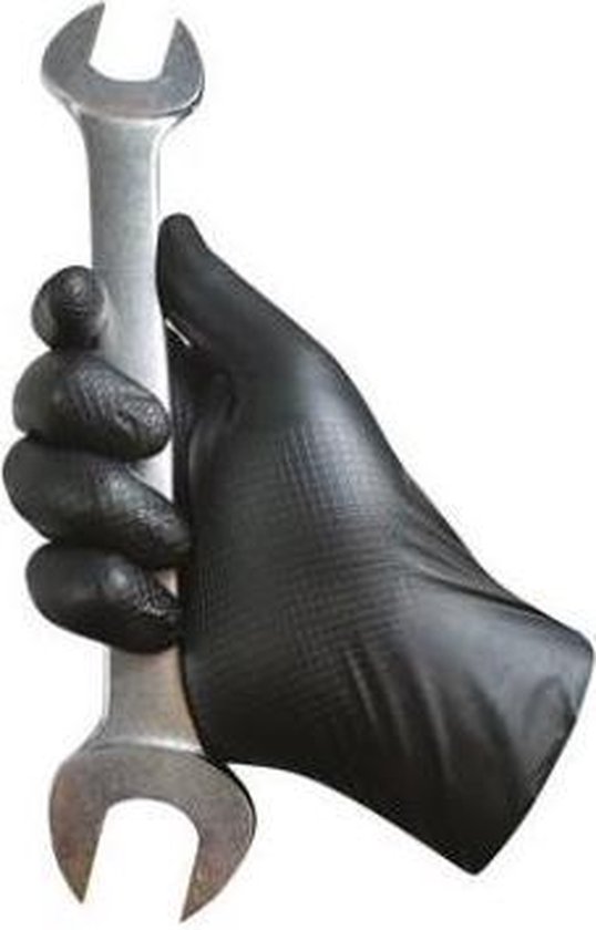 Een met zwart nitril Grippaz handschoen beklede hand houdt een metalen moersleutel vast.
