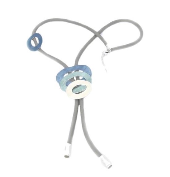 Petra's Sieradenwereld - Ketting rubber lichtgrijs met metalen blauwe hangers (34)