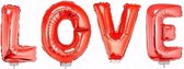 LOVE en lettres gonflables rouges avec bâtons