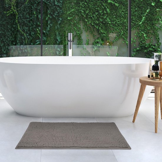 Grijze badmat met bobbelstructuur voor een moderne badkamer.