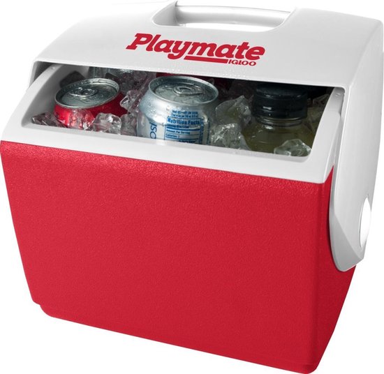 Open witte koelbox met rood voorpaneel, gevuld met ijs, blikjes en een fles.