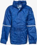 Blauwe regenjas met opstaande kraag, reflecterende strepen op de mouwen en rits met drukknoopsluiting.