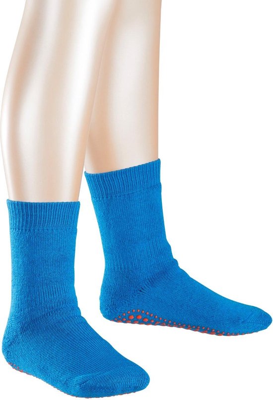 Chaussettes de sport Falke sur mannequin, bleu vif avec picots antidérapants oranges sous la semelle.