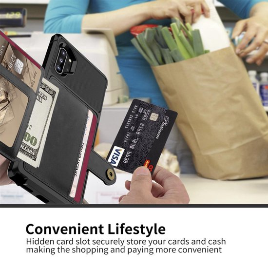Étui de téléphone noir avec fentes pour cartes, cartes de crédit insérées, près d'une caisse.