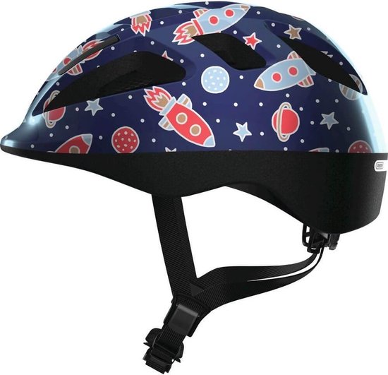 Blauwe fietshelm met raketten, planeten en sterrenprint. Zwarte bandjes.