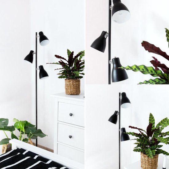 Set van vier foto's van een zwarte staande lamp met drie spots in een slaapkamer en bij een dressoir.