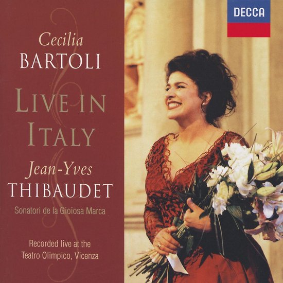 Cecilia Bartoli Live in Italy, met Jean-Yves Thibaudet. Cecilia draagt een rode jurk en houdt bloemen vast.