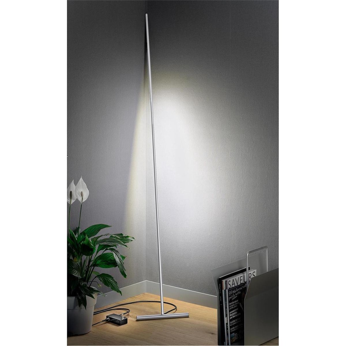 T-Light LED Staande Lamp tegen muur of in de Hoek , Zwart met walnut Voet H  150cm | bol.com