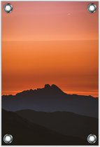 Tuinposter –Bergen met Oranje Lucht– 60x90cm Foto op Tuinposter (wanddecoratie voor buiten en binnen)