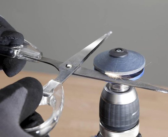 Slijper voor tuingereedschap met grasmaaierblad en messenslijper