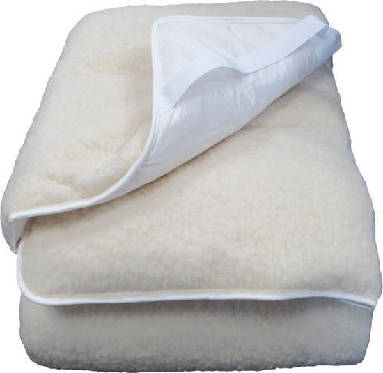Een naturel wollen deken met witte bies, deels opengevouwen.