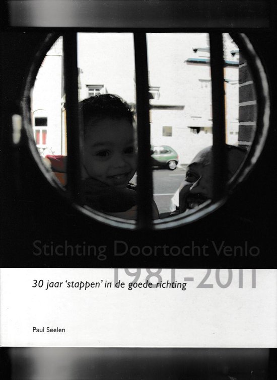 Een kindergezicht kijkt lachend door een traliewerk, met op de achtergrond een auto en gebouwen. Tekst: Stichting Doortocht Venlo 1981-2011, 30 jaar 'stappen' in de goede richting, Paul Seelen.
