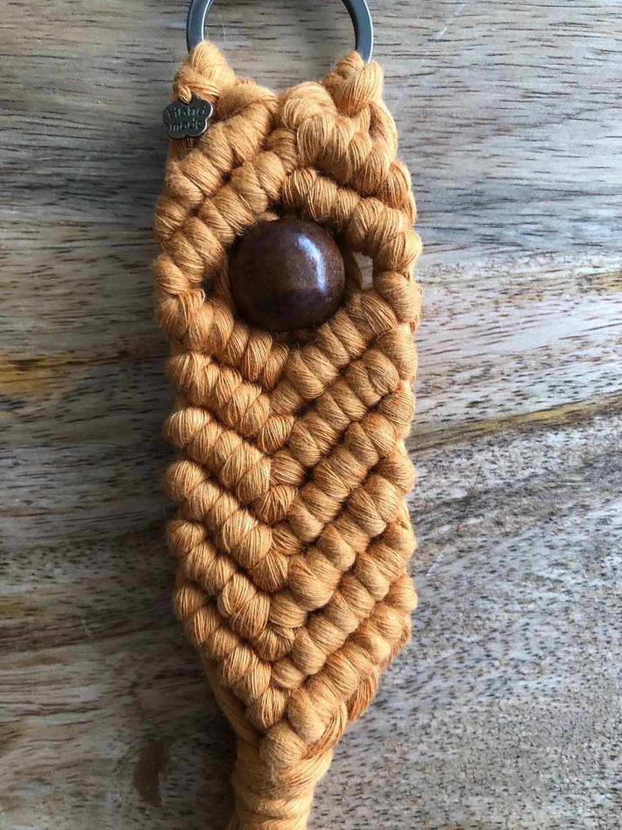 Sleutelhanger met houtenkraal, macrame sleutelhanger, geknoopte sleutelhanger  -okker