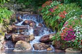Tuinposter| Kleine Waterval Met Bloemen En Planten 60cm X 40cm – Tuinposter Voor Buiten / Buitencanvas/ Spandoek / Tuinschilderij (tuindecoratie) + Ringen In De Hoeken