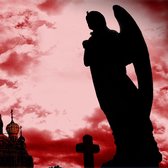 Silhouette d'un ange couronné, sur un ciel rouge nuageux. À gauche, une église et une croix.