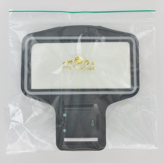 Zwarte sportarmband met het merk 'pearlycase' in het goud, in een plastic verpakking.