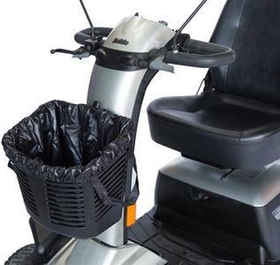 Zilveren scootmobiel met zwarte mand en zwarte binnenvoering, op wit...