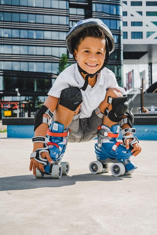 Jongetje met helm en beschermers op blauwe verstelbare rolschaatsen.