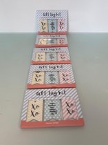 Cadeauversiering gift tags met leuke print en tekst (divers) - set van 6 keer 18 stuks (paars/geel)