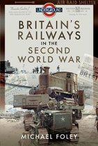Livre 'Britain's Railways in the Second World War' avec une image d'équipement militaire et de trains, le titre en gros caractères.