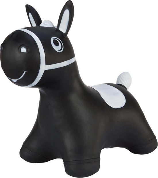 Zwart springpaard met witte vlek op het zadel en witte oortjes, witte manen en witte snuit.