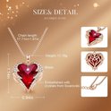 Gouden ketting met een rood hartvormig kristal, versierd met witte kristallen en vleugeldetail. Afmetingen: 2.9cm x 2.4cm.