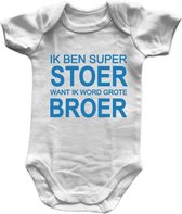 Baby romper met Tekst - Ik ben super Stoer want ik word Grote Broer - Wit - Helder blauw - Mt. 74/80 - Korte mouw - Zwangerschapsaankondiging