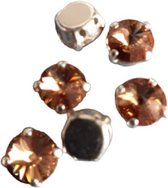 Opnaai studs ( 4 gaatjes ) gezet met Swarovski kristallen  ( Sew On ) , zilverkleurig , 8 mm per 24 stuks in de kleur Light Colorado Topaz