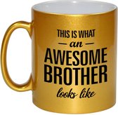This is what an awesome brother looks like tekst cadeau gouden mok / beker - goud - 330 ml - broer / broertje kado