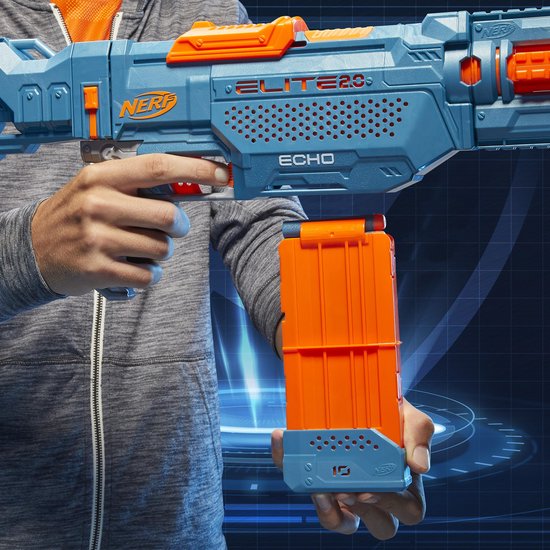 Handen van jongen met grijze hoodie, die een oranje NERF Elite 2.0 magazijn eruit halen.