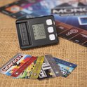 Monopoly bankkaarten en een elektronische geldautomaat, close-up op een rieten ondergrond.