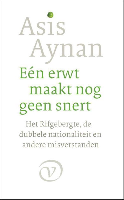 vrouw die boek leest op strand